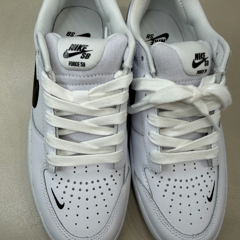 Nike SB Men’s Force 58 White Sneakers with Black Swoosh New Never Worn - Picture 2 of 5